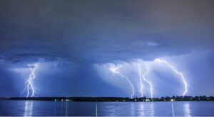 ¿Cómo funciona un pararrayos y por qué lo necesito?